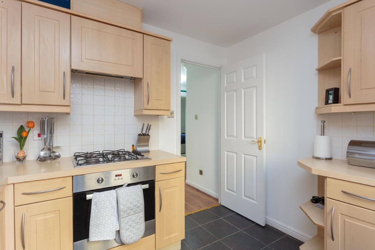 Stylish 2 Bedroom Apartment In Единбург Екстериор снимка