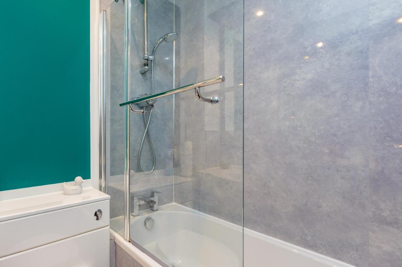 Stylish 2 Bedroom Apartment In Единбург Екстериор снимка